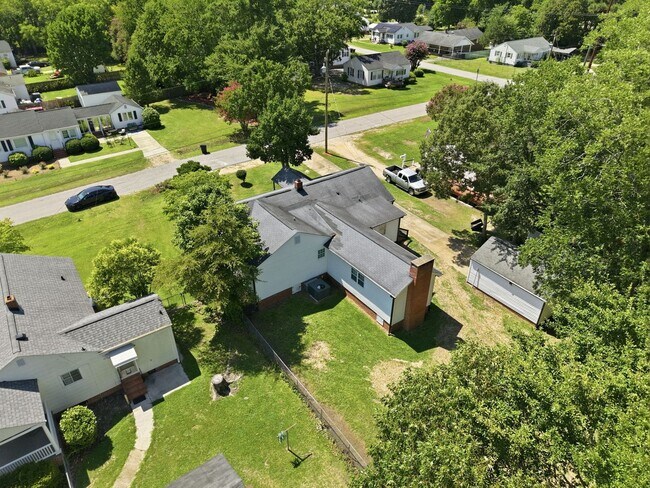 Building Photo - Modern Updates in this Classic 3bedroom/2.5 Bath Home in Erwin