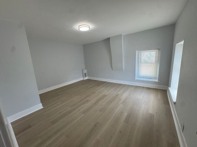 Building Photo - Remodeled 4bd/2 bath Home with Rear yard!!...