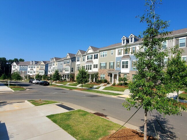 Building Photo - 2 bedroom town home next to Light Rail off...