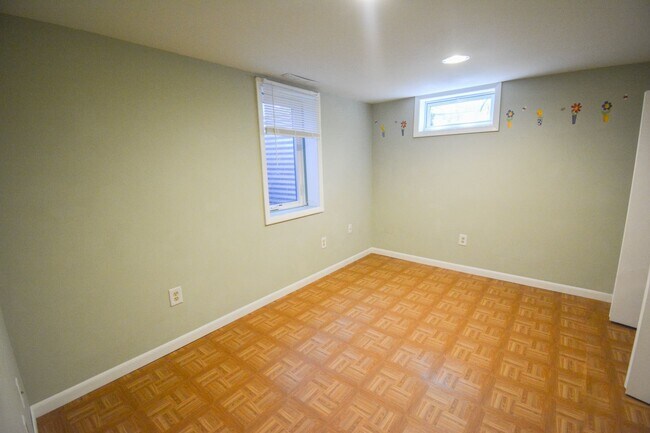 Building Photo - 3 Bedroom 1.5 Bath Available For Rent In Country Club Manor