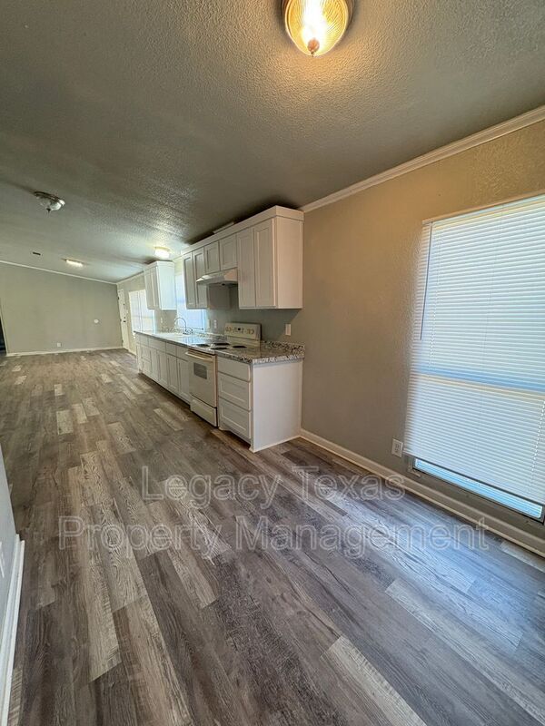 Building Photo - 404 E Westhill Dr