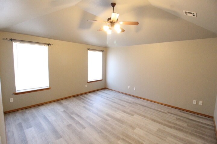 Building Photo - 620 Eastview Dr