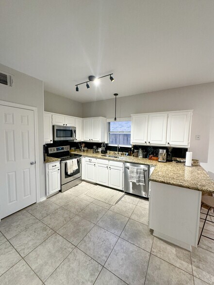 Building Photo - 2223 Meadowstone Dr