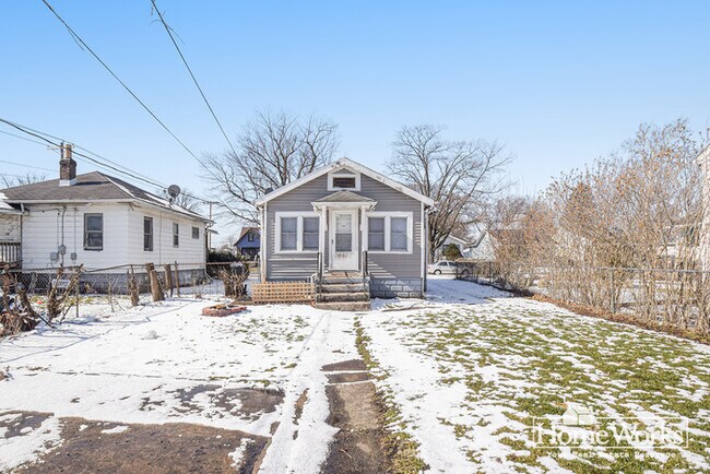 Building Photo - Adorable 2 Bedroom Home