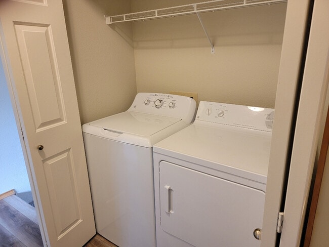 Building Photo - 1085 Golden Pheasant Dr