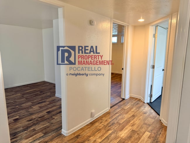 Building Photo - 4 Bedroom 2 bath House - Dog friendly
