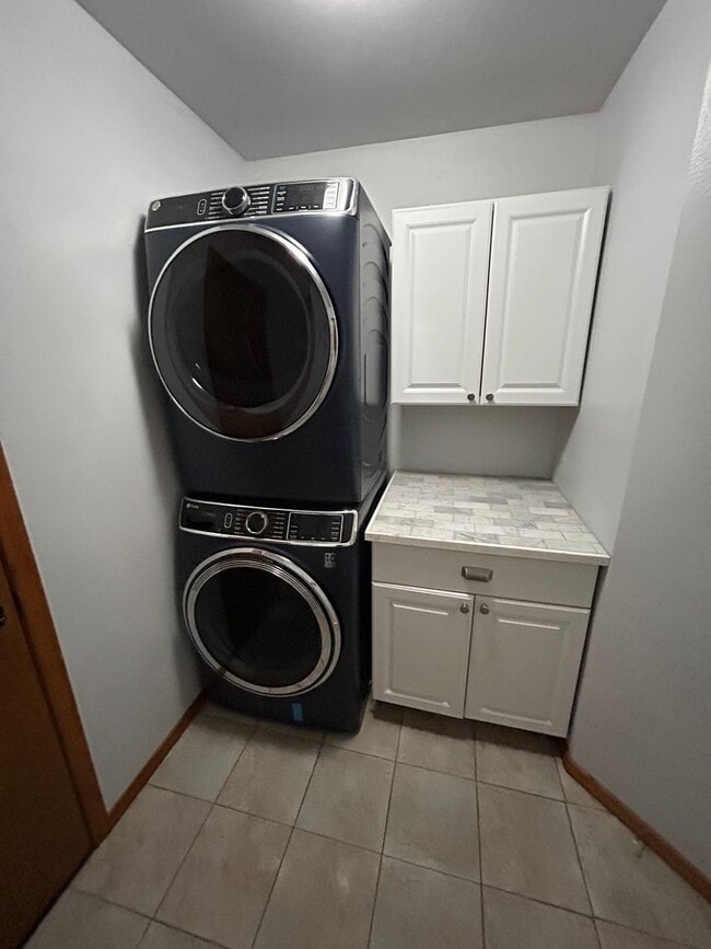 Building Photo - For Rent – Stunning 4-Bedroom NW Contempor...