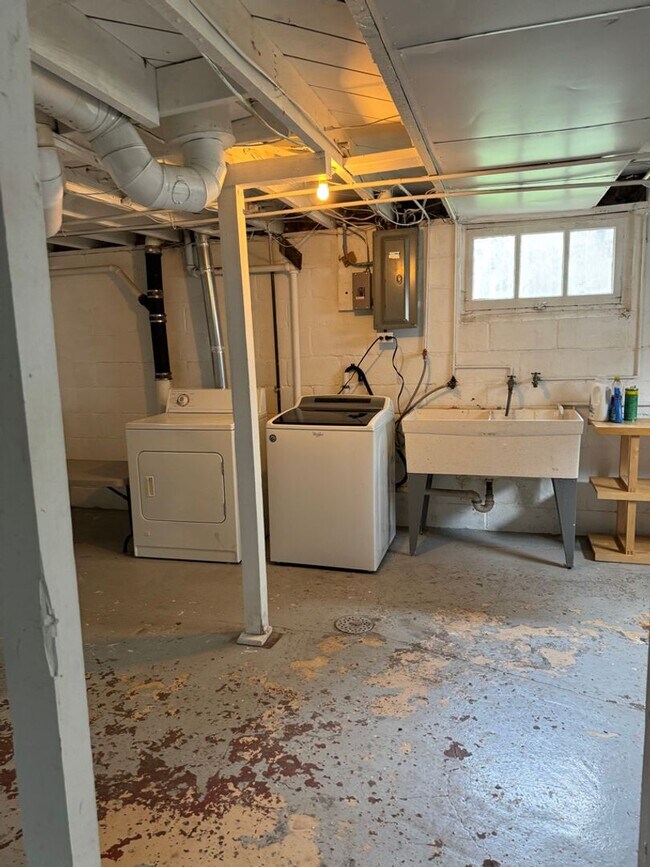 Building Photo - 845 E University Ave