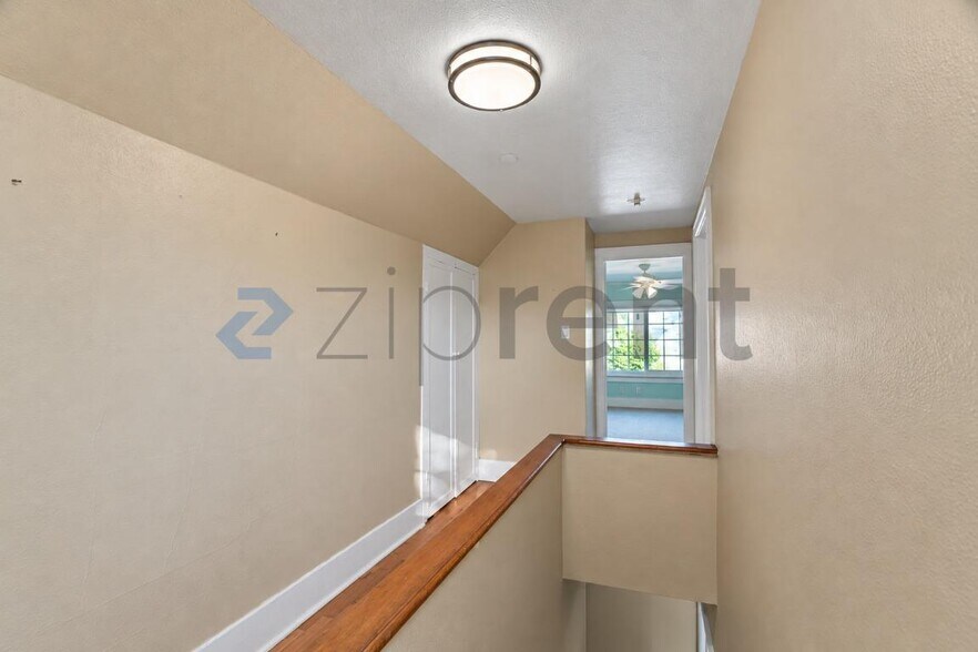 Building Photo - Unit