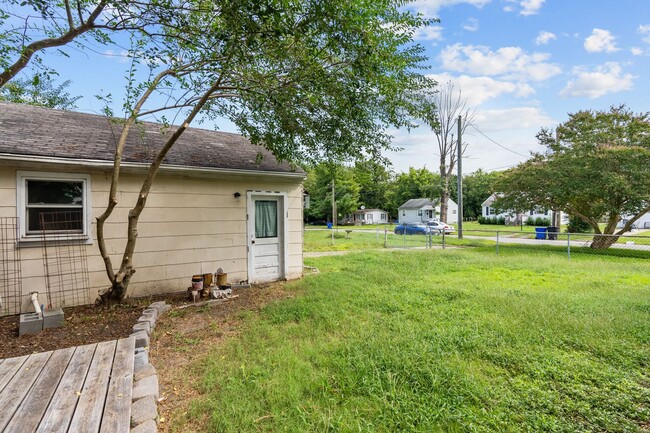 Building Photo - Charming 2-bedroom ranch.