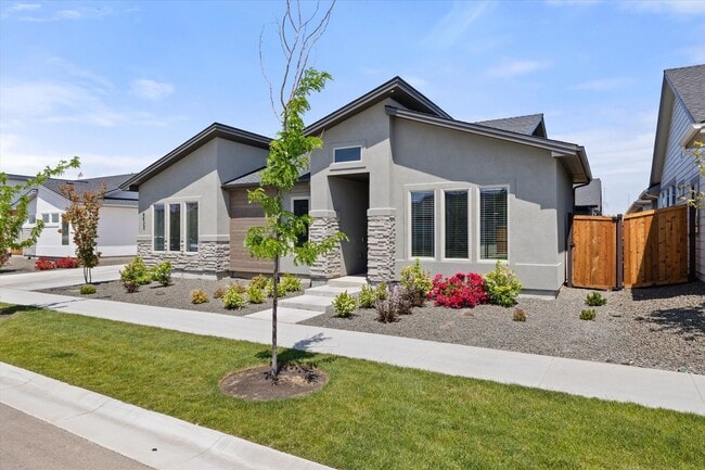 Building Photo - Resort-Style Living in the Prestigious Riv...