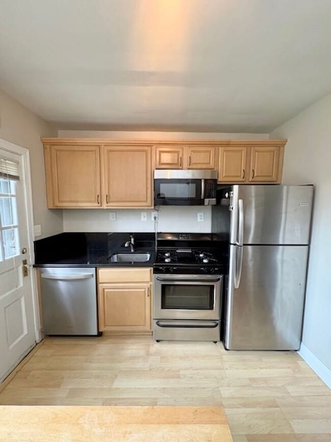 Building Photo - Updated 1BR/1BA 2-level TH in great location