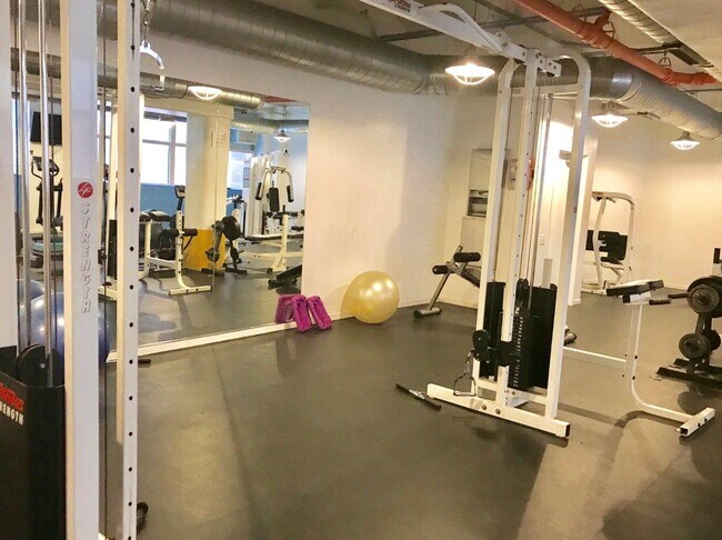 Building Photo - 500 S Clinton St