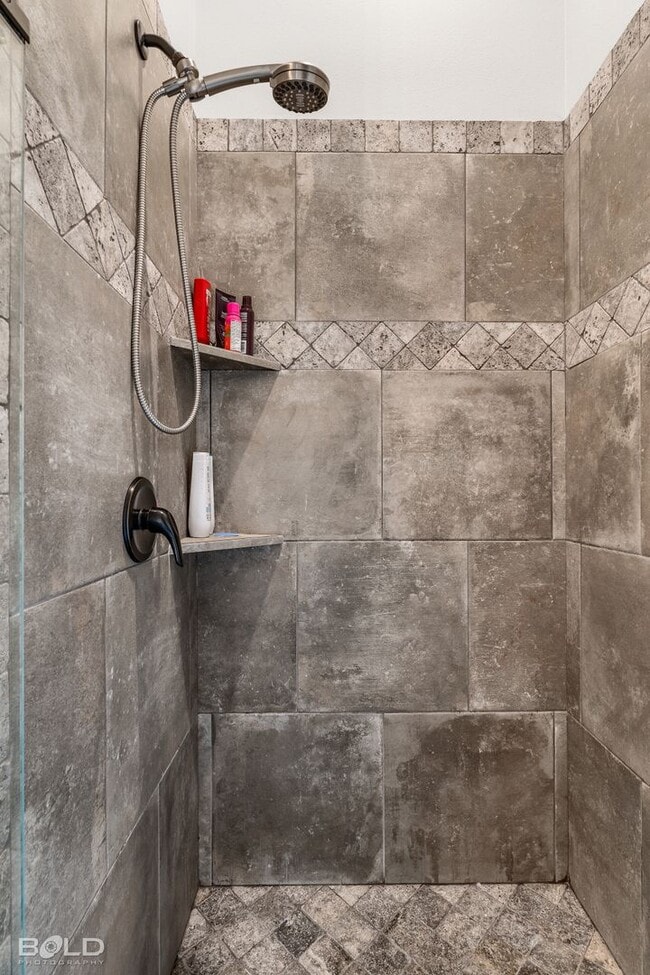 Building Photo - MOVE IN SPECIAL HALF OFF FIRST MONTHS RENT