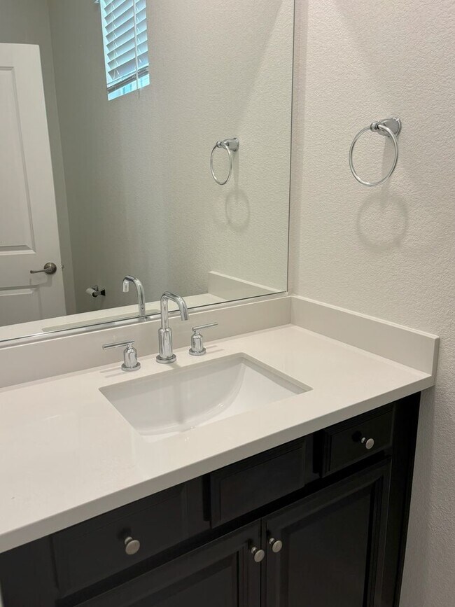 Building Photo - Beautiful Roseville House