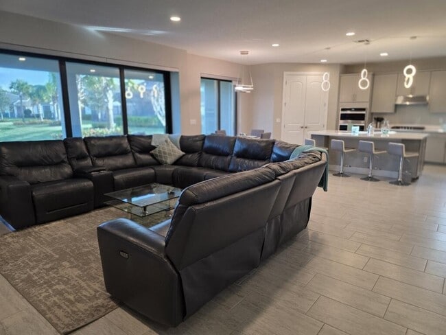 Building Photo - 527 SE Vallarta Dr