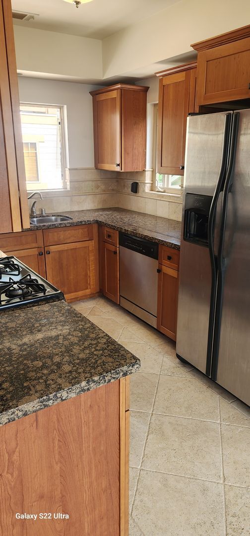 Building Photo - Spacious and freshly updated 2 bedroom, 2 ...