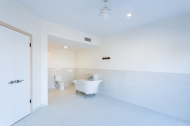 Building Photo - 1302 Marina Bay Dr