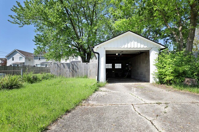 Building Photo - 825 Reinhard Ave