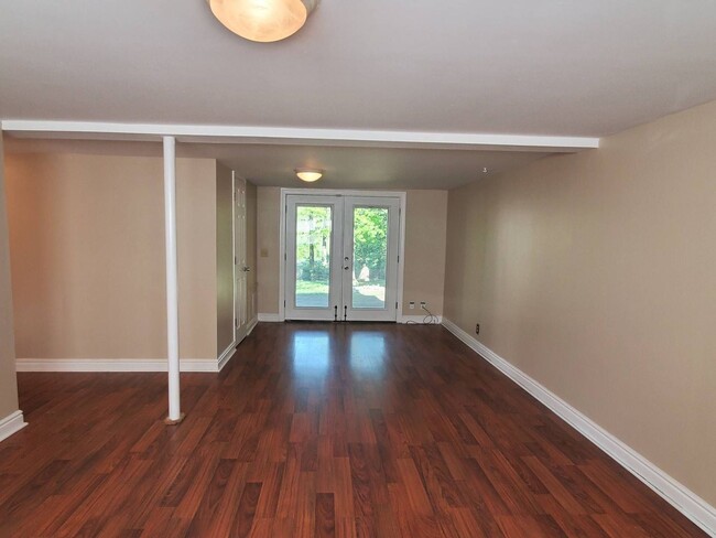 Building Photo - Gorgeous Split Foyer Close to Post!