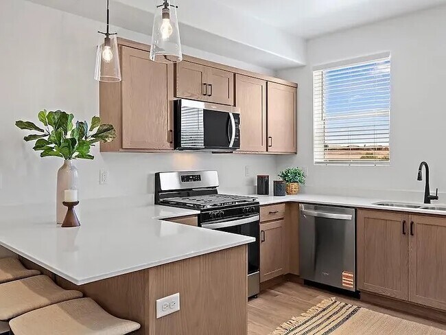 Building Photo - 2065 S Grandiflora Rd