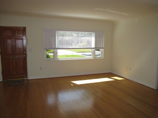Building Photo - Charming home 1 minute to downtown, Colleg...