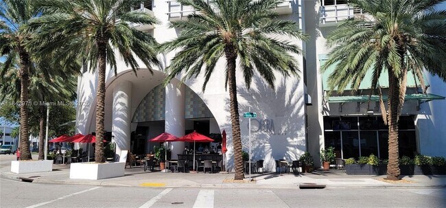 Building Photo - 1750 N Bayshore Dr