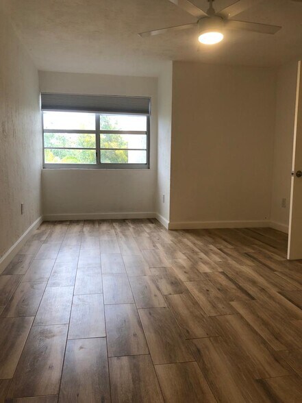 Building Photo - 6884 N Kendall Dr