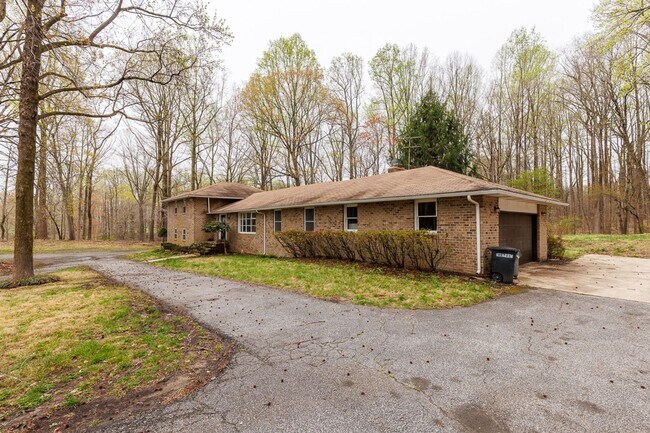 Building Photo - 4 Bedroom Home on 5 Acres of Land in Beautiful Upper Marlboro Maryland