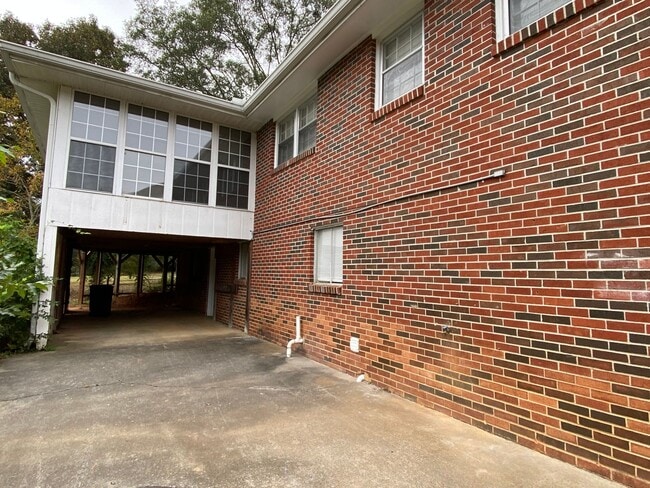 Building Photo - 122 Keown Rd SE