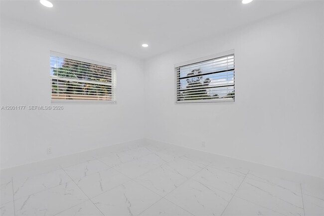 Building Photo - 810 SW 14th Ct