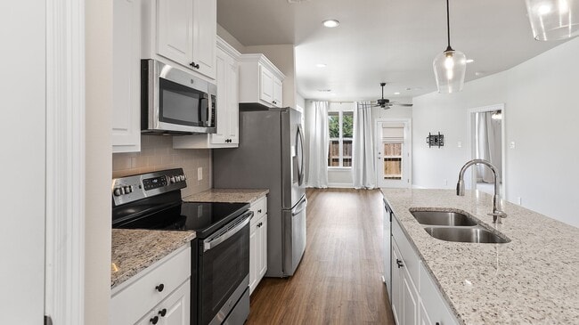 Building Photo - 3 Bedroom Townhomes Off Burbank