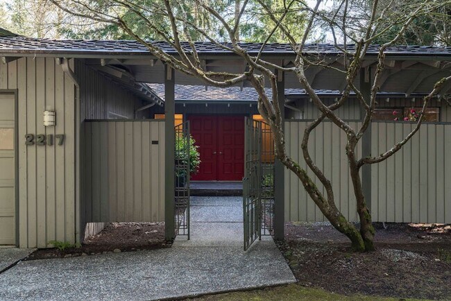 Building Photo - A Spacious Home in the Prestigious Sahalee...