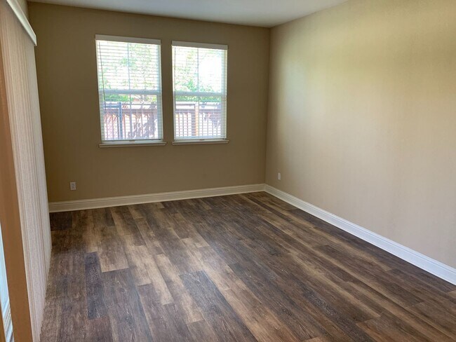 Building Photo - Single Story, Corner Lot in Brentwood!