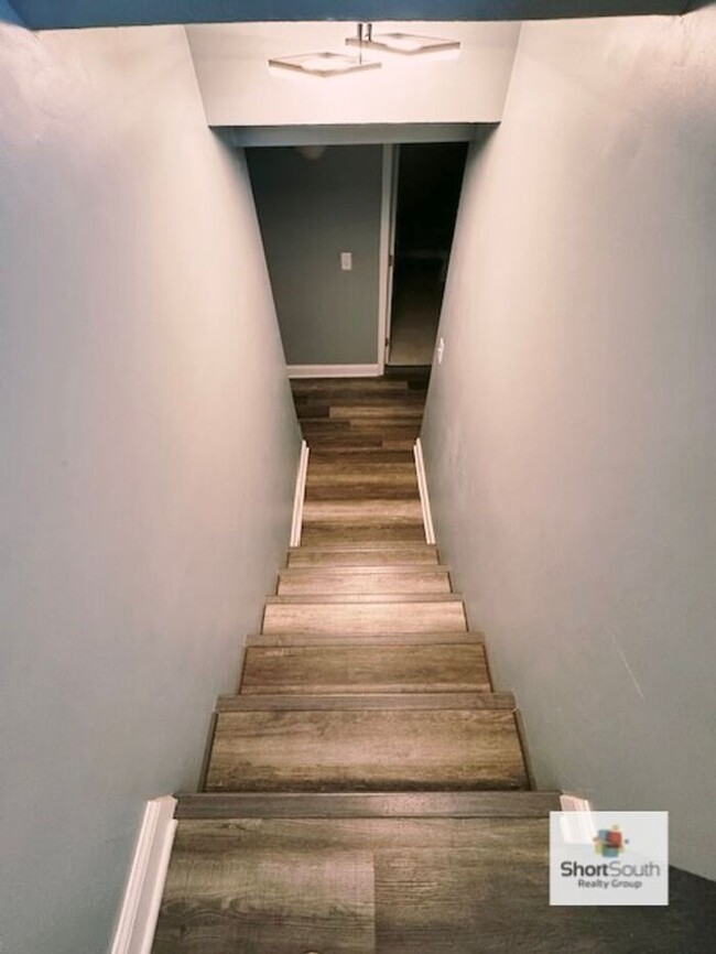 Building Photo - 3 bed 2 bath house right next to South Chr...