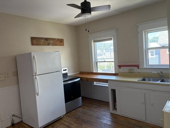 Building Photo - 48 Monroe St