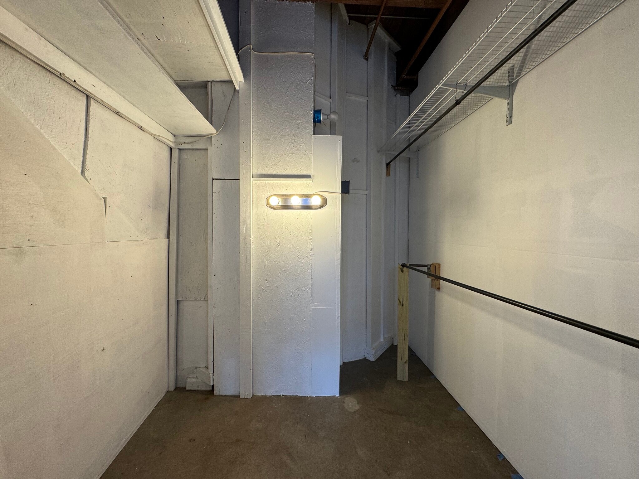 Building Photo - 915 W 16th St