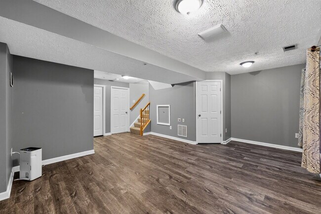 Building Photo - 8155 Deer Chase Ln