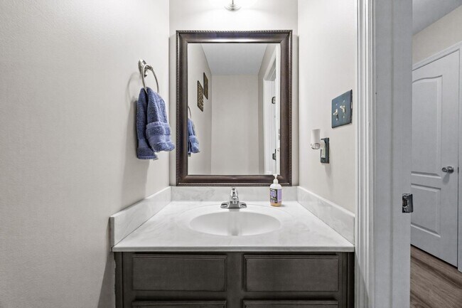 Building Photo - Fully Furnished Month to Month/Short Term Rental!