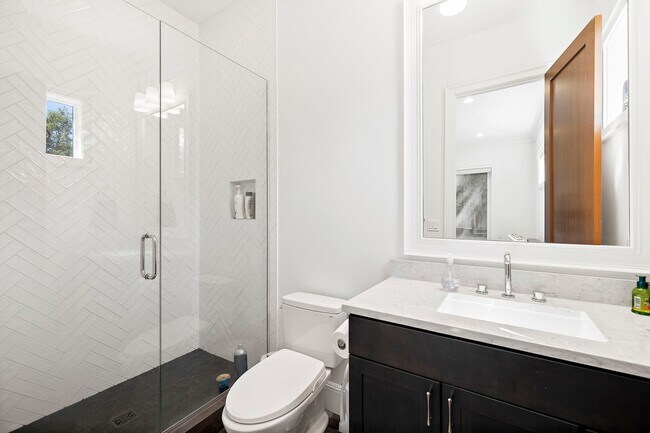 Building Photo - 4bd/4.75ba Bellevue House