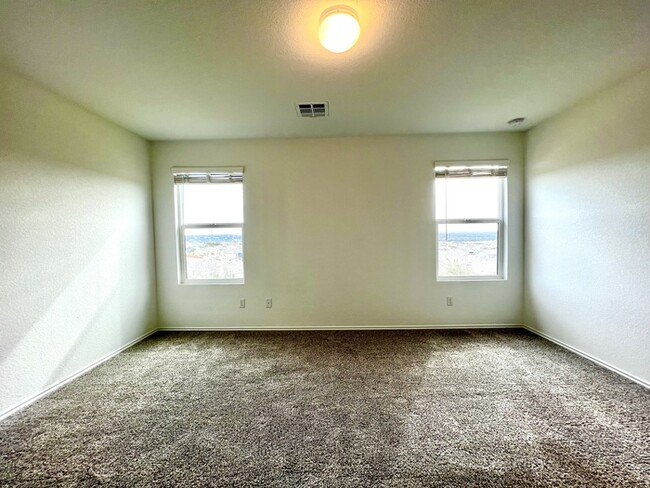 Building Photo - Beautiful 3 beds 2.5 baths in Lago Vista