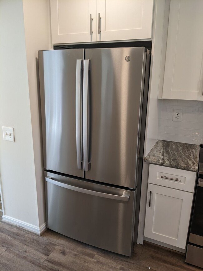 Building Photo - Renovated townhouse in established Frederick neighborhood ready now!