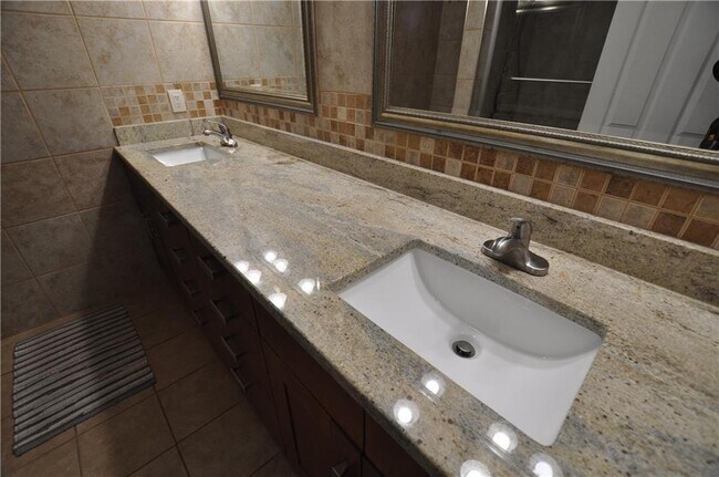 Building Photo - 6851 Roswell Rd