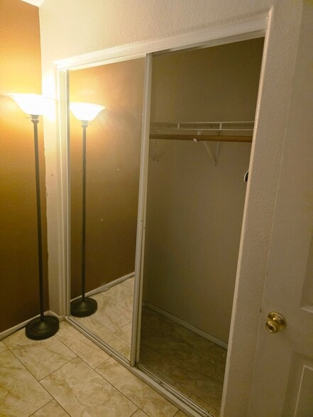 Building Photo - 1116 W 56th St