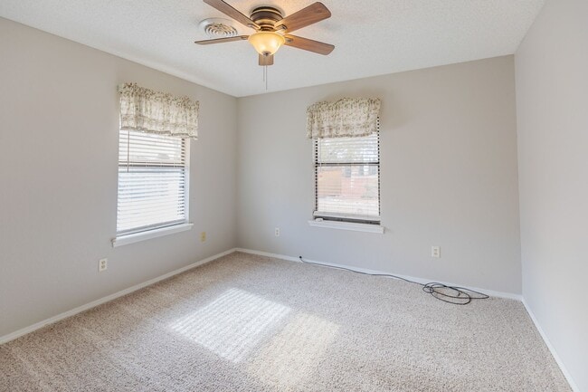 Building Photo - Charming 3 Bedroom 2 Bathroom - Spacious & Fenced Backyard