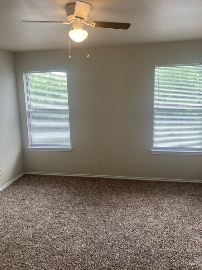 Building Photo - Spacious open concept duplex