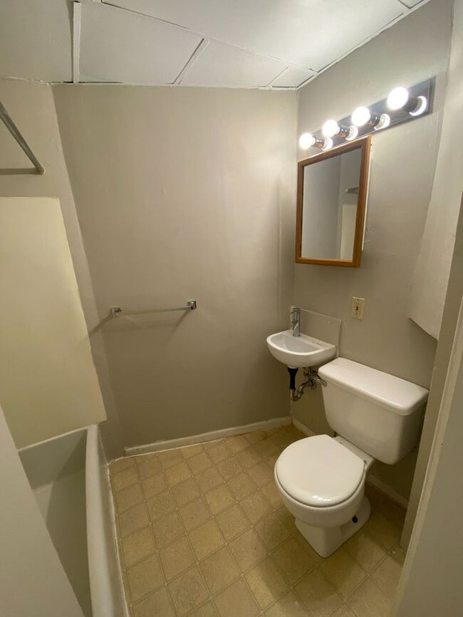 Building Photo - Cozy 1 Bedroom 1 Bath Upstairs Apartment