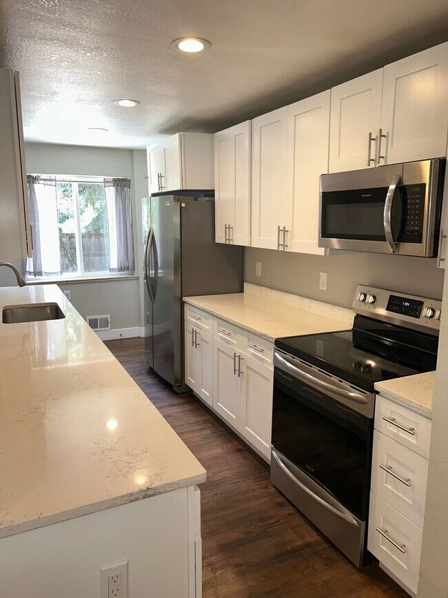 Building Photo - Updated 4 Bed Home with Finished Basement, Central A/C & Fenced Yard in Lakewood!