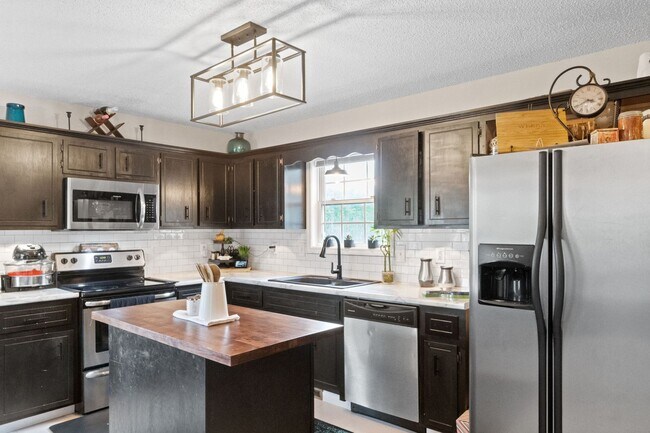 Building Photo - Lovely home in Peach Tree - Waiting for you to call home for the Holidays!