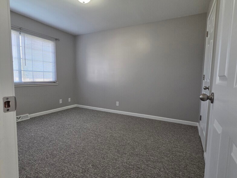 Building Photo - 5526 Humbert Rd